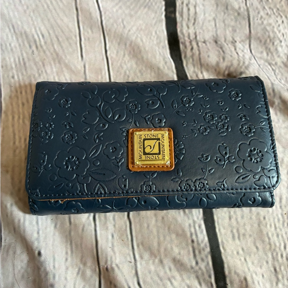 5/$20 Stone‎ Mountain Floral Embossed Leather Trifold Wallet Blue Denim Color